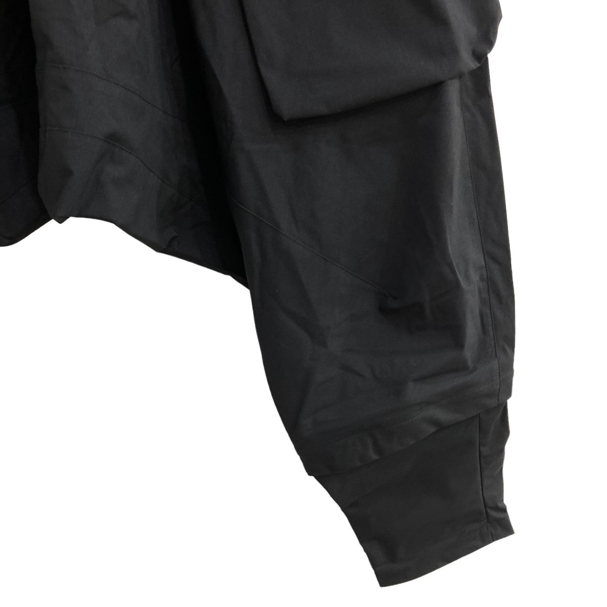アクロニウムのNEXTEC EPIC ENCAPSULATED GLACIER ULTRAWIDE CONVERTIBLE PANTS ナイロンカーゴサルエルパンツ P30A-Eです。 ACRONYM ボトムス 古着・中古アイテム