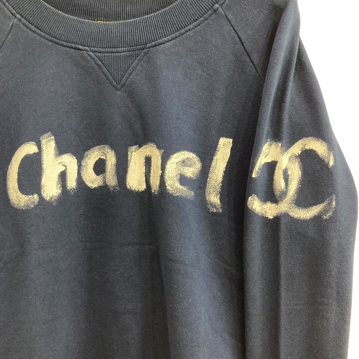 CHANEL(シャネル) ペイントロゴクルーネックスウェットトレーナーC63121KI06167 C63121KI06167 ネイビー×ホワイト  サイズ M｜【公式】カインドオルオンライン ブランド古着・中古通販【kindal】