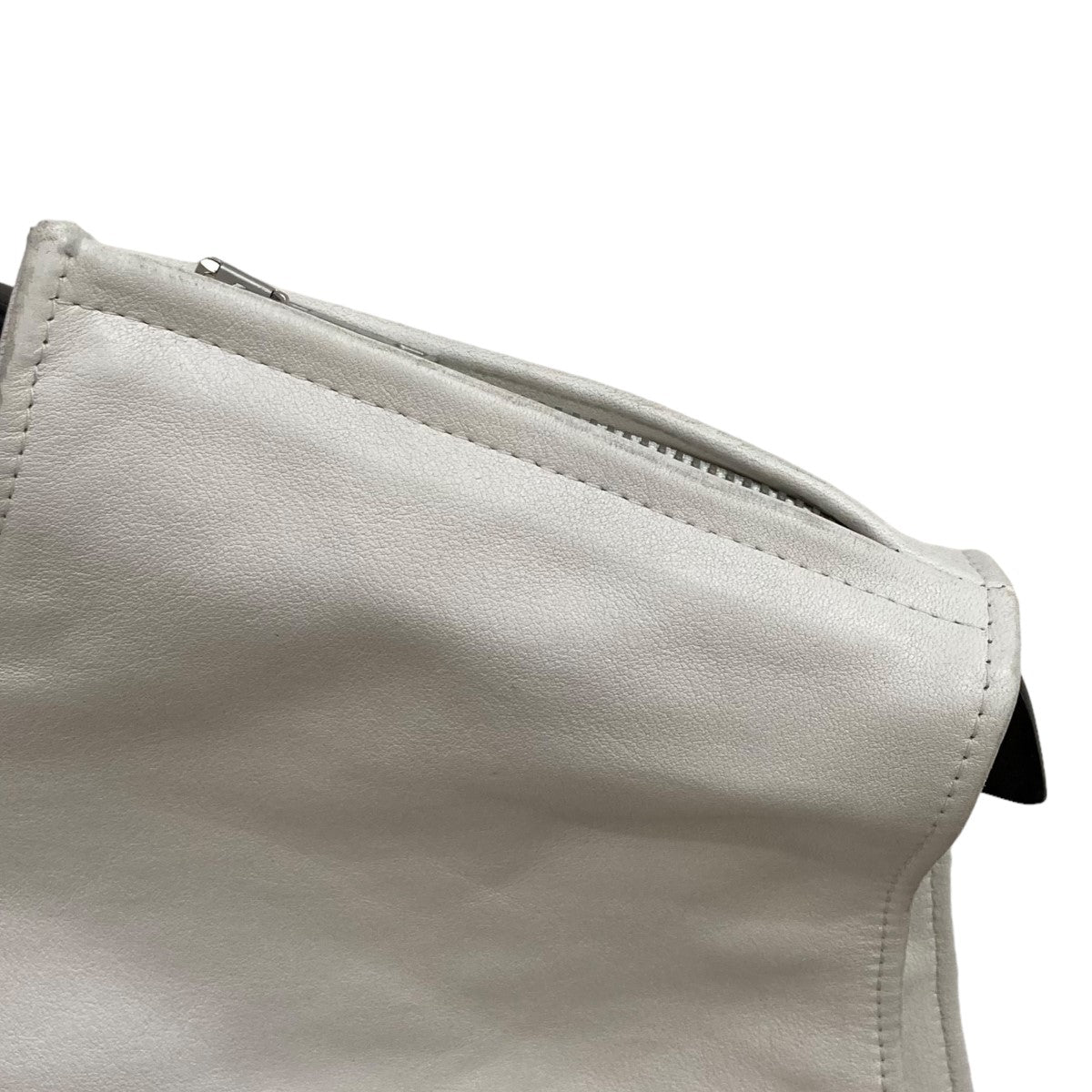 PRADA ネクタイトラベルケース レザー アイボリー PRADA(プラダ) 23SSベルテッドレザープルオーバーベストUPC194