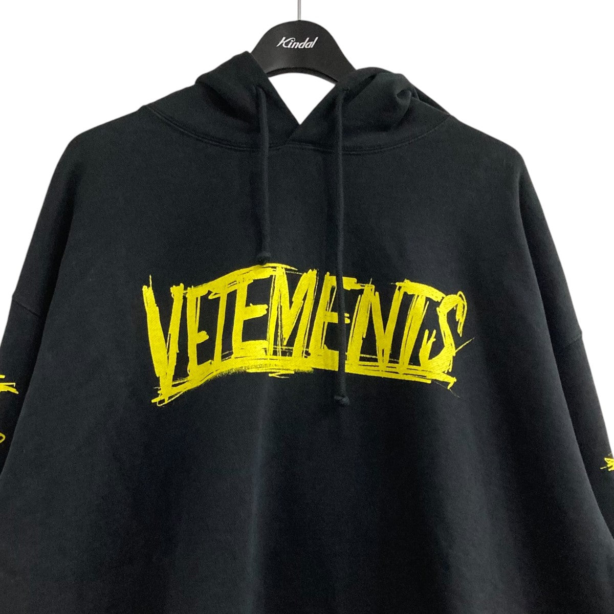 VETEMENTS(ヴェトモン) 20AWWorld Tour HoodieロゴプリントパーカーUAH21TR632 UAH21TR632 ブラック  サイズ L｜【公式】カインドオルオンライン ブランド古着・中古通販【kindal】