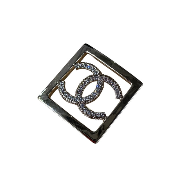 CHANEL(シャネル) A23 刻印ココマークブローチ シルバー｜【公式