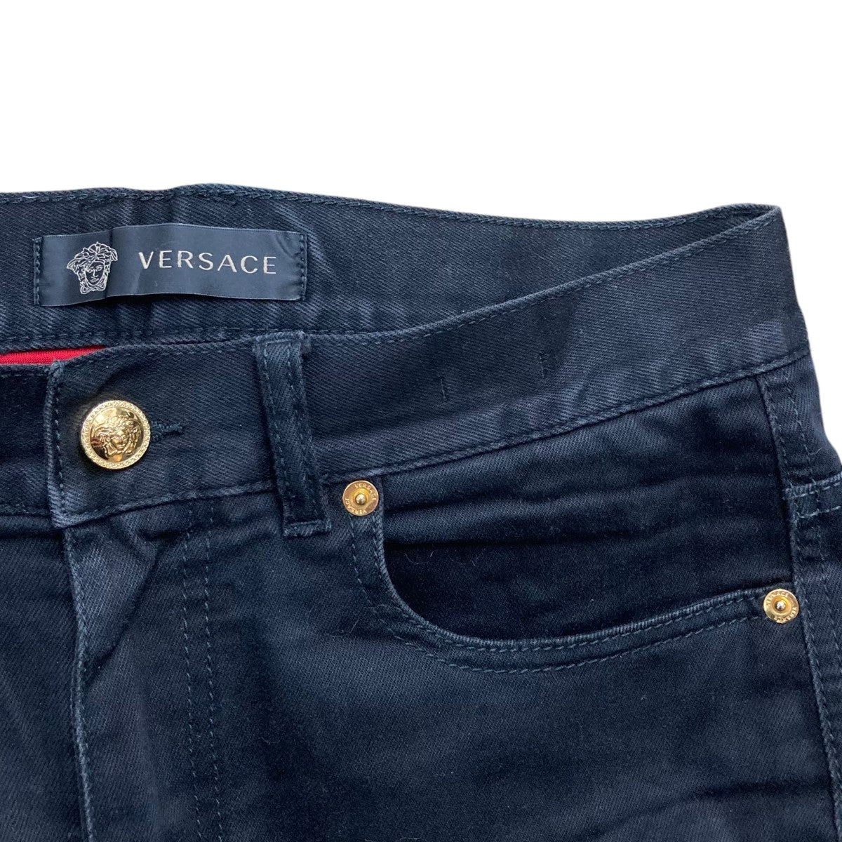 超人気新品 VERSACE 刺繍入りデニムパンツ パンツ