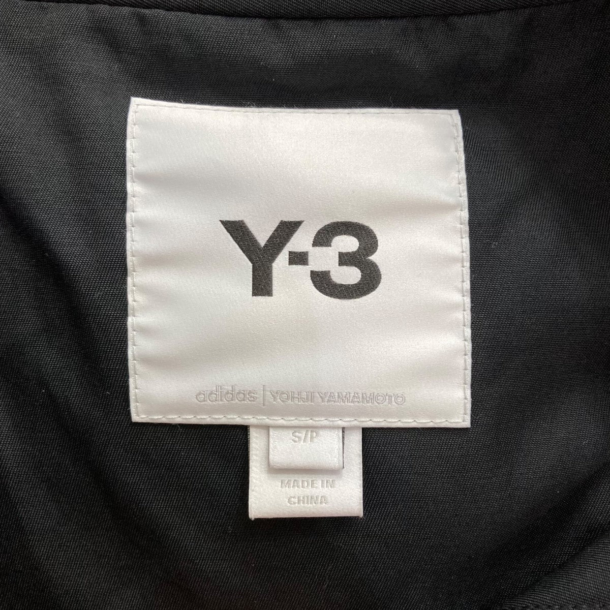 ワイスリーのスリーストライプジップアップトレンチコート HG6111 A2E001 ｢STRIPES COAT｣です。 Y-3 古着・中古 アウター アイテム