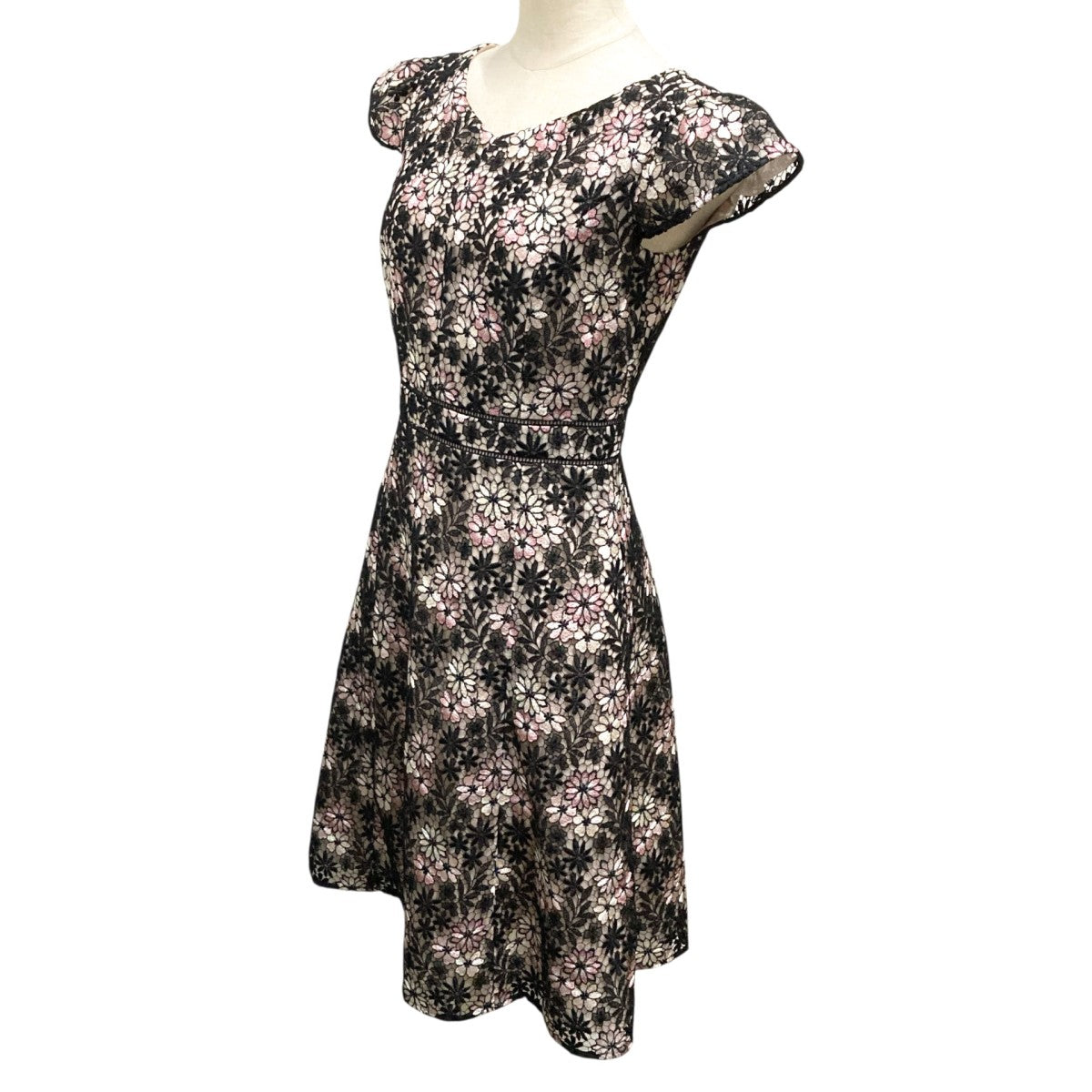 【新品未使用】定価32000円タグ値札付き　TOCCA レーストッカ　ワンピース 新品未使用】定価32000円タグ値札付き TOCCA レーストッカ