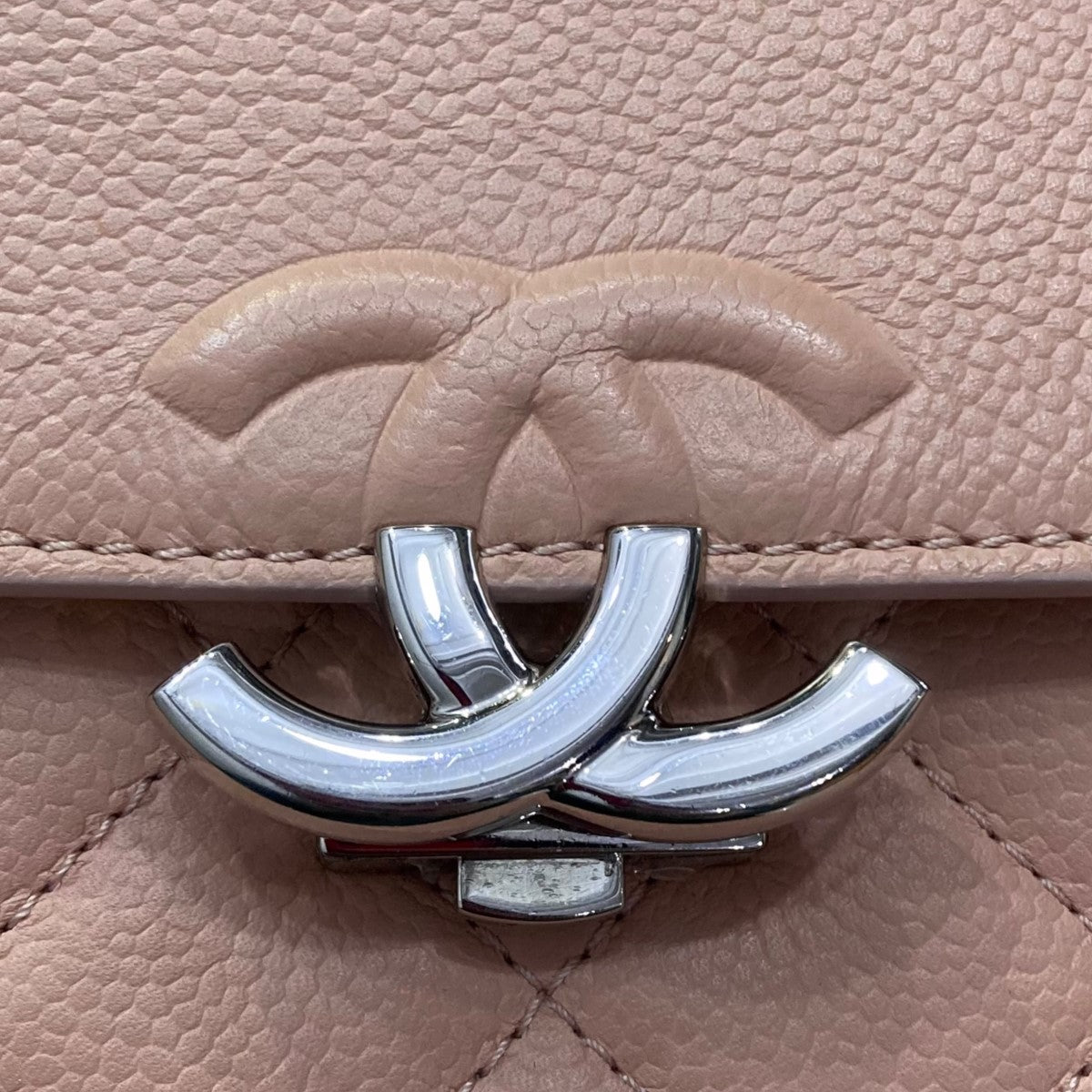 シャネルのキャビアスキン チェーンショルダーバッグです。 CHANEL 古着・中古 バッグ アイテム