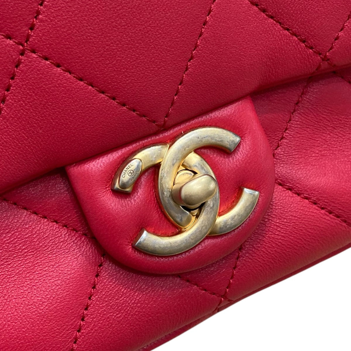 CHANEL 古着・中古 シャネルのラムスキン ラウンドハンドル チェーンショルダーバッグです。