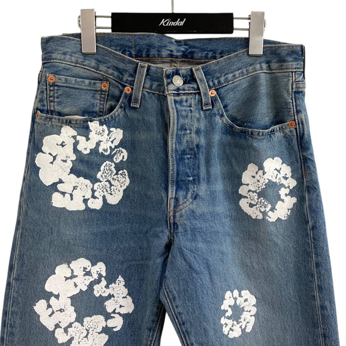 DENIM TEARS ×LEVIS フラワープリント デニムパンツ Denim Tears x Levi's 501 Cotton Wreath Logo Jeans Light Wash Indigo Wh