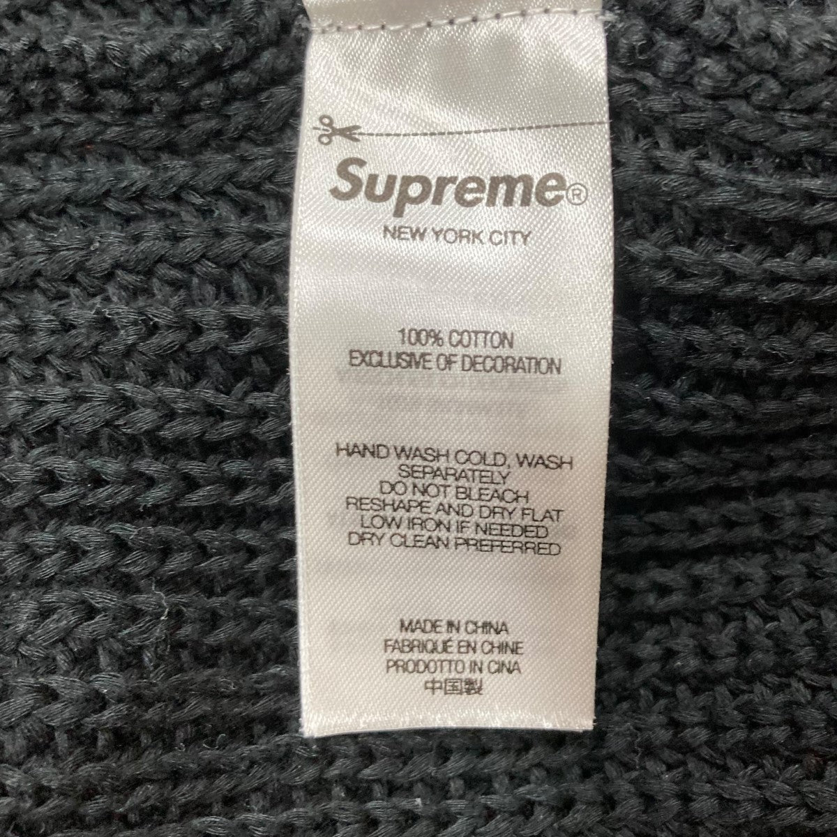 Supreme ニット ブラック ワンポイントロゴ 着丈56cm ＊ほつれあり Supreme ニット ブラック ワンポイントロゴ 着丈56cm ＊ほつれあり