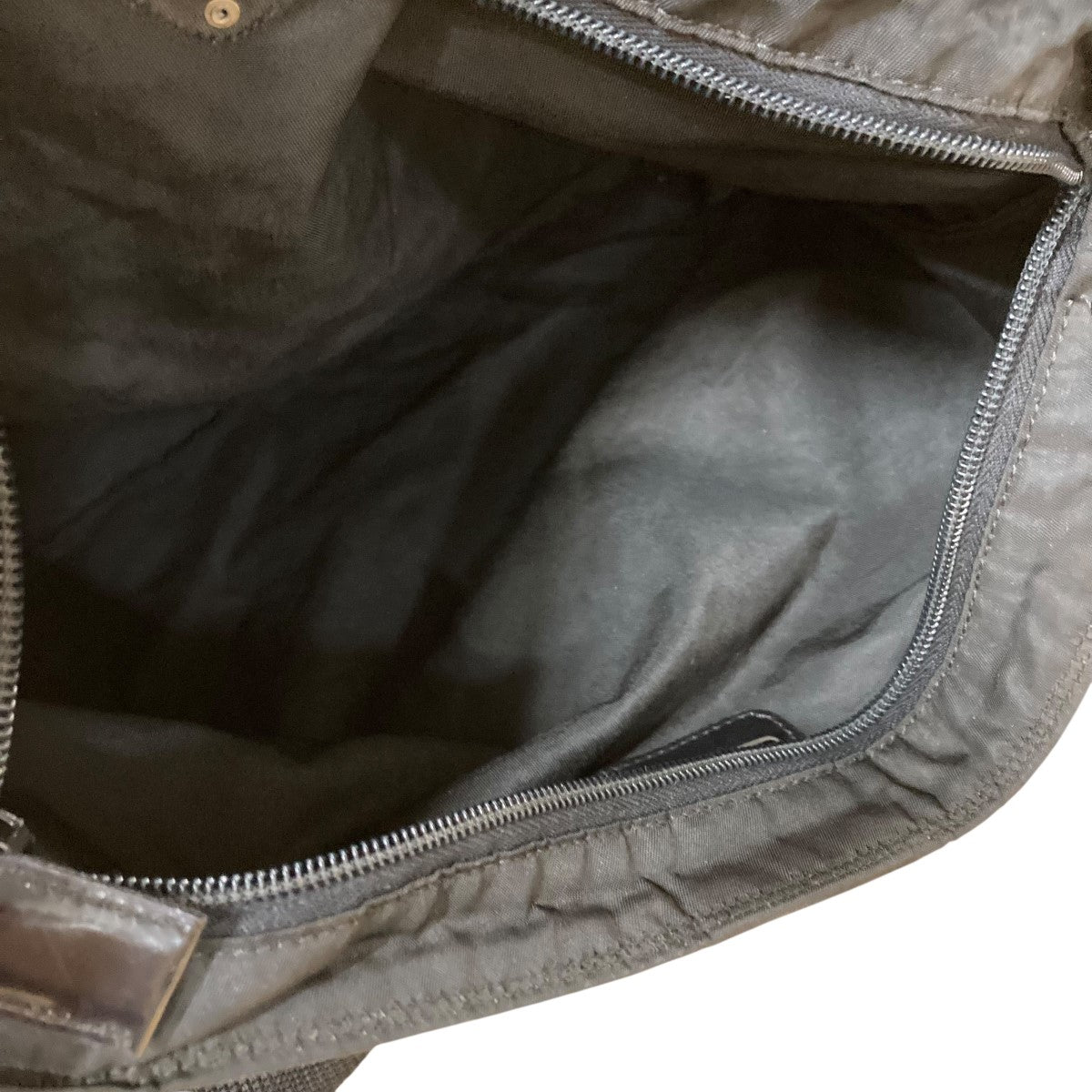 PRADA(プラダ) トライアングルロゴプレートナイロンショルダー