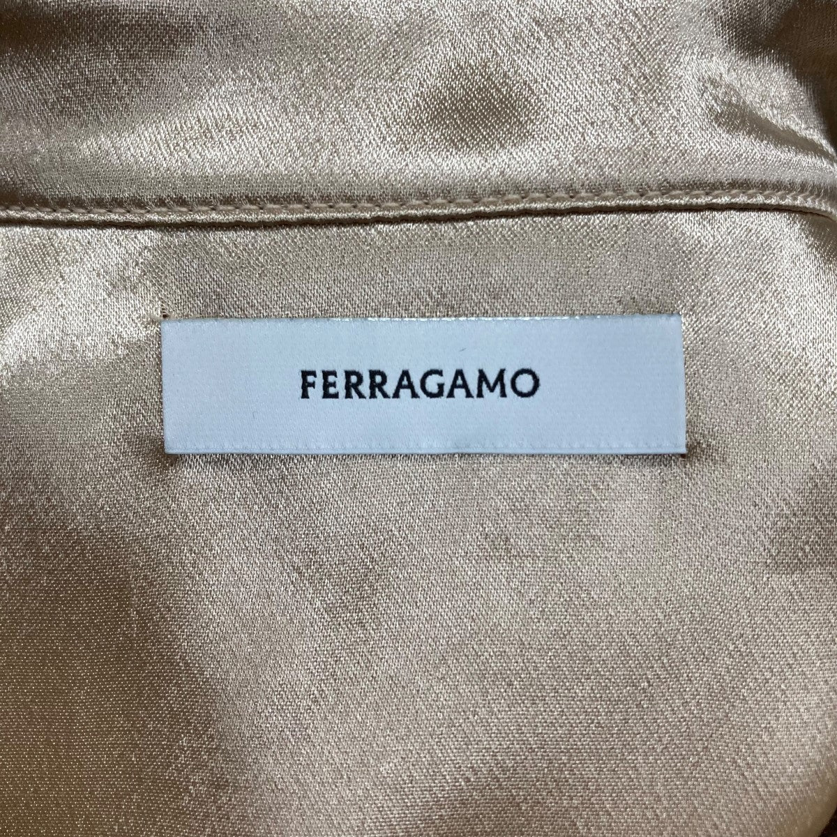 フェラガモ Ferragamo サテンシャツ ベージュ サイズ：38 Ferragamo(フェラガモ) サテンシャツ 1295-152 ベージュ サイズ