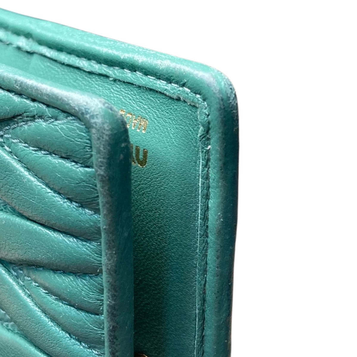 MIU MIU グリーンレザー二つ折り財布 miu ミュウミュウ miumiu マテラッセレザー 二つ折り財布 ロゴ