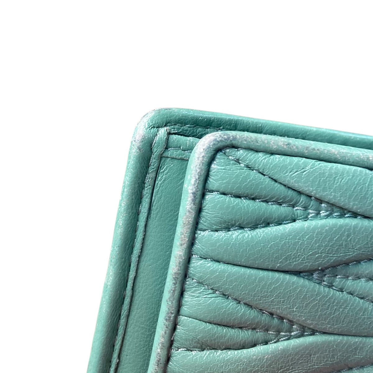 近年モデル RFID MIUMIU 2つ折り財布 マテラッセ レザー グリーン miu ミュウミュウ miumiu マテラッセレザー 二つ折り財布 ロゴ