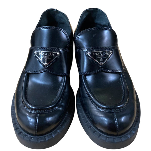 PRADA(プラダ) トライアングルプレート ブラッシュドローファー