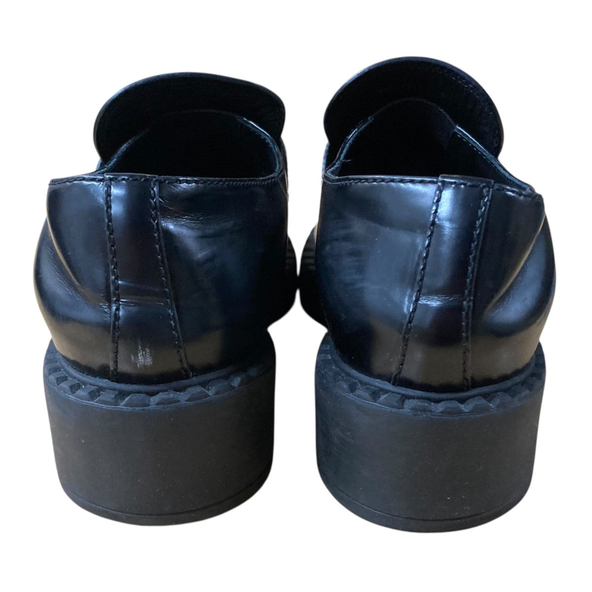 PRADA(プラダ) トライアングルプレート ブラッシュドローファー