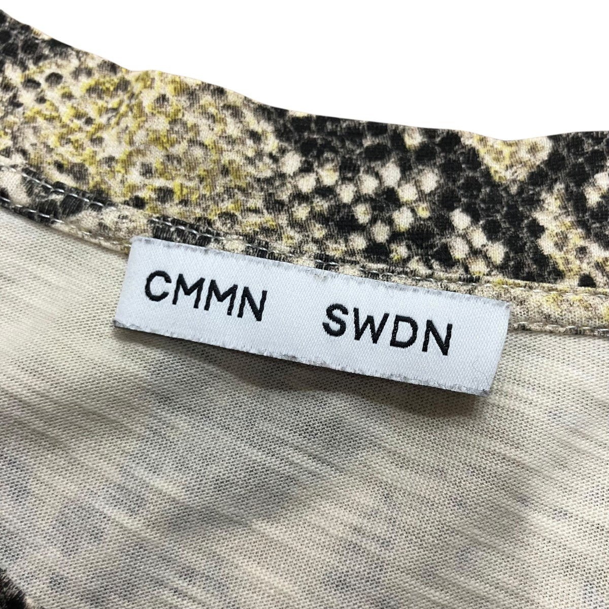 CMMN SWDN(コモン スウェーデン) パイソングラフィックTシャツ