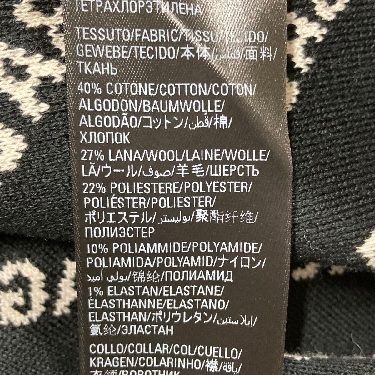 ロゴ総柄ニット