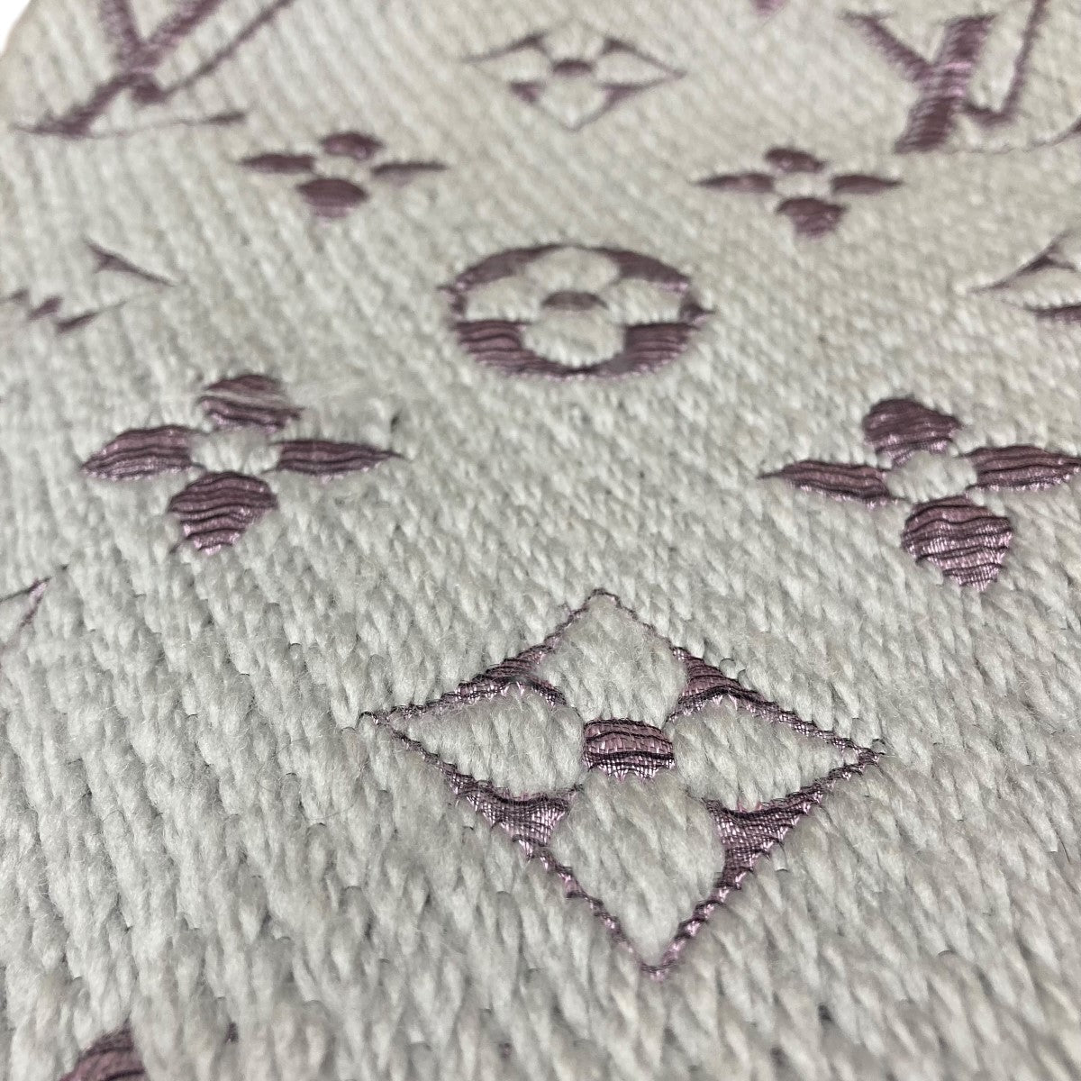 ルイヴィトン モノグラム柄 マフラー ルイ・ヴィトン“モノグラム”柄の新作マフラー、ピンク×ブラックの