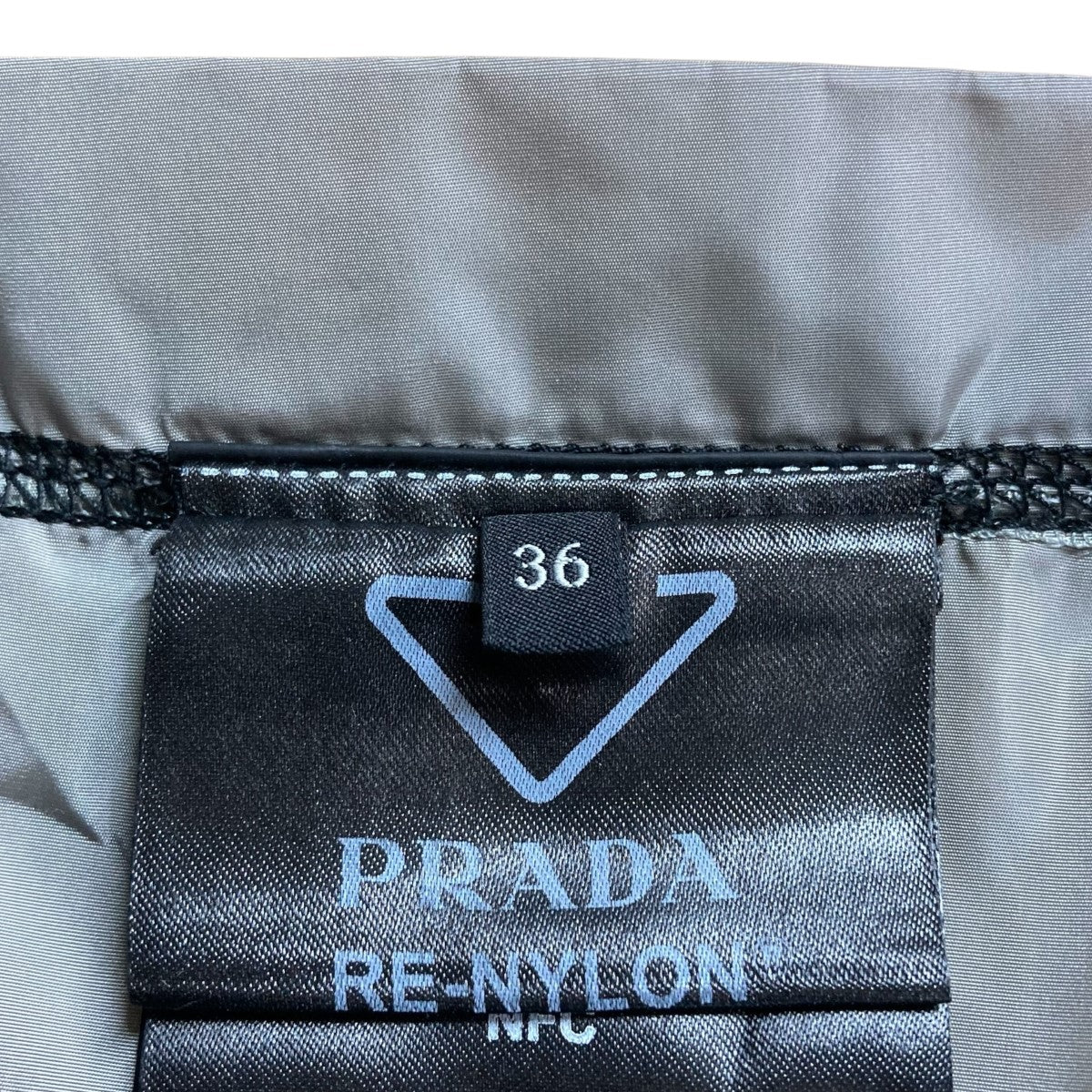 PRADA ロゴプレートポンチョ 古着・中古-7枚目のアイテム画像