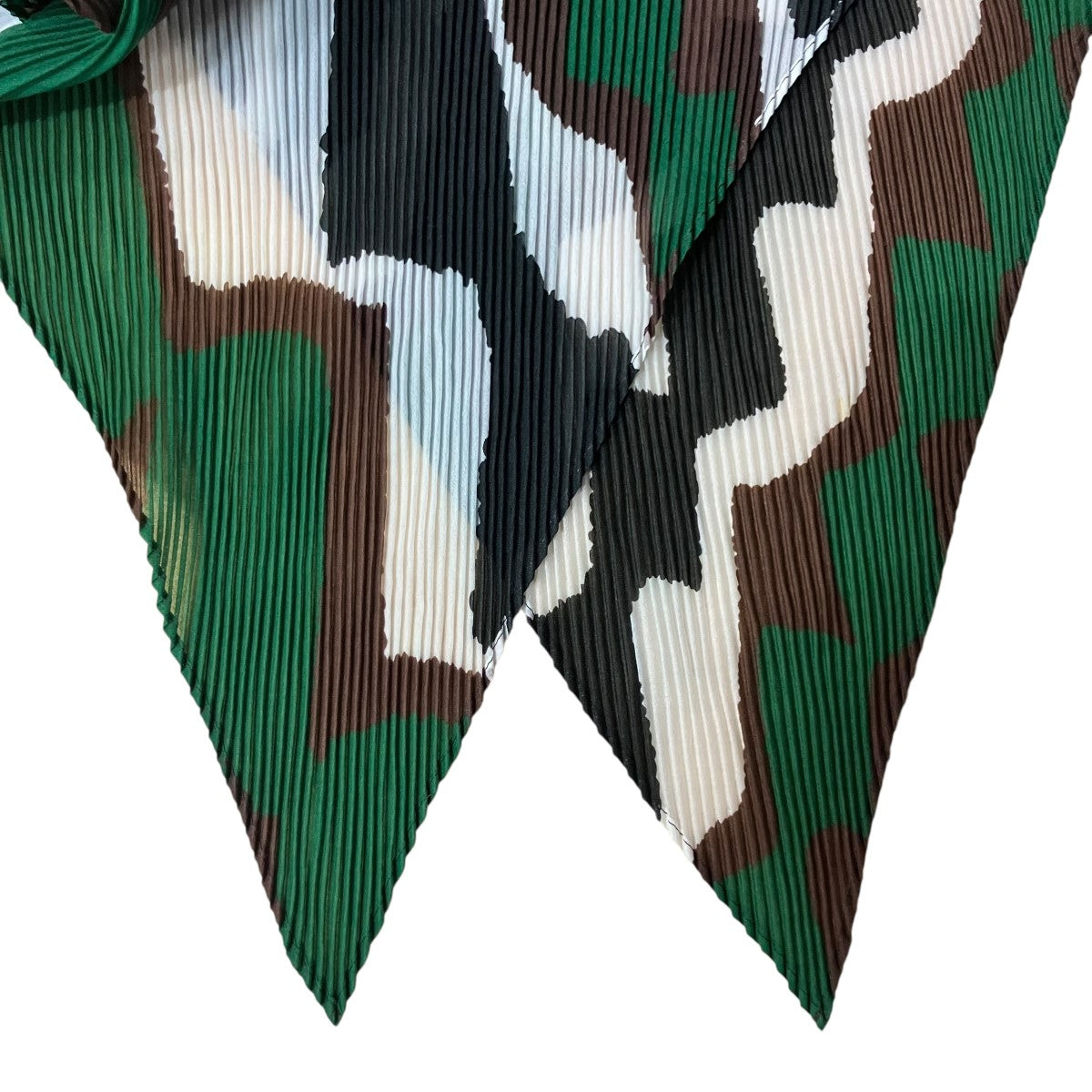 me ISSEY MIYAKE(ミーイッセイミヤケ) プリーツ グラフィックスカーフ