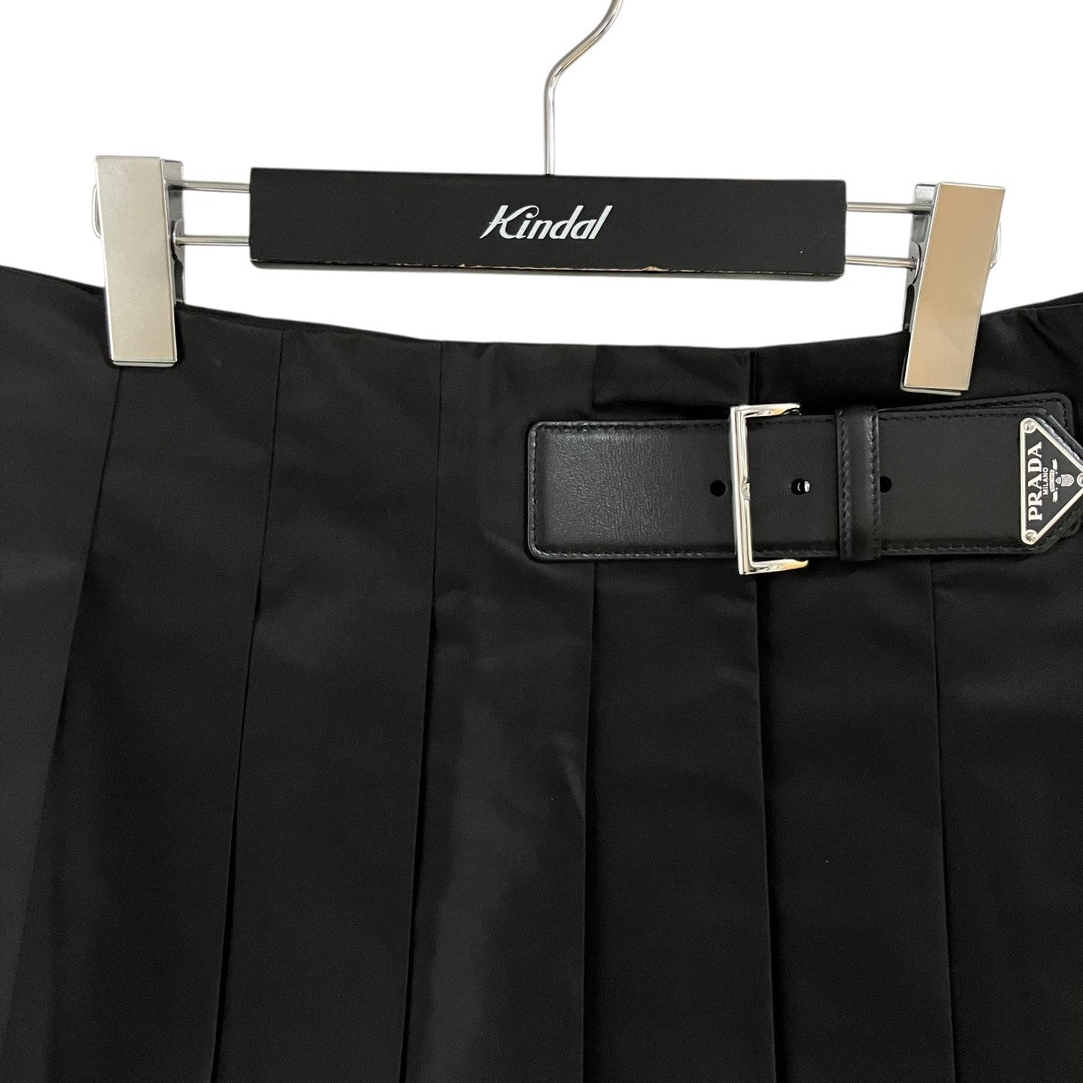 PRADA トライアングルロゴプレートベルト ナイロンプリーツスカート 古着・中古-2枚目のアイテム画像