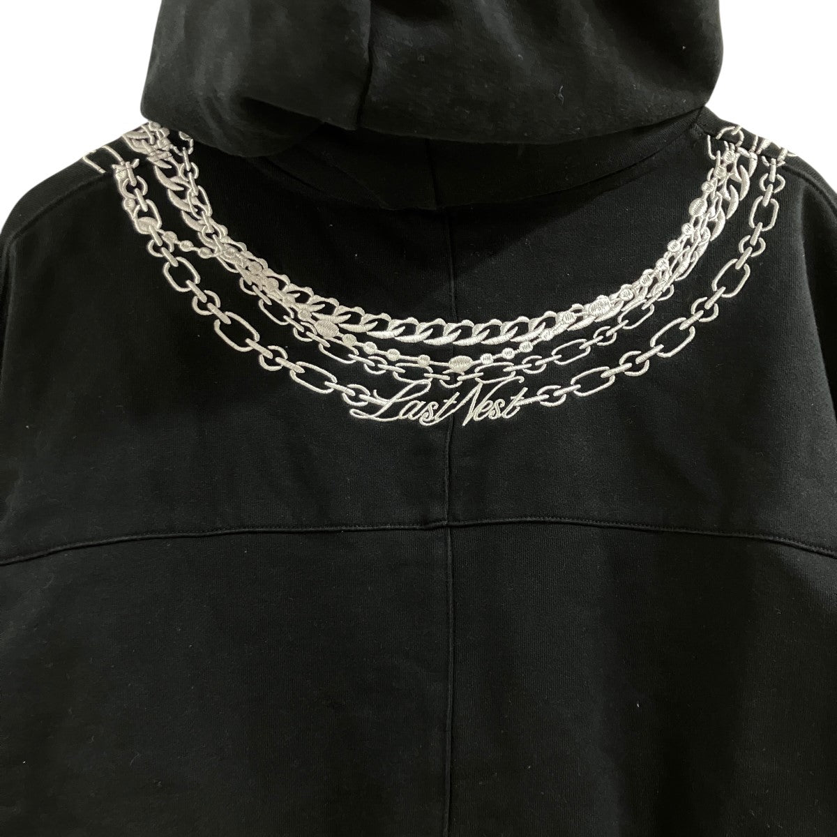 ネックレス刺繍プルオーバーパーカー