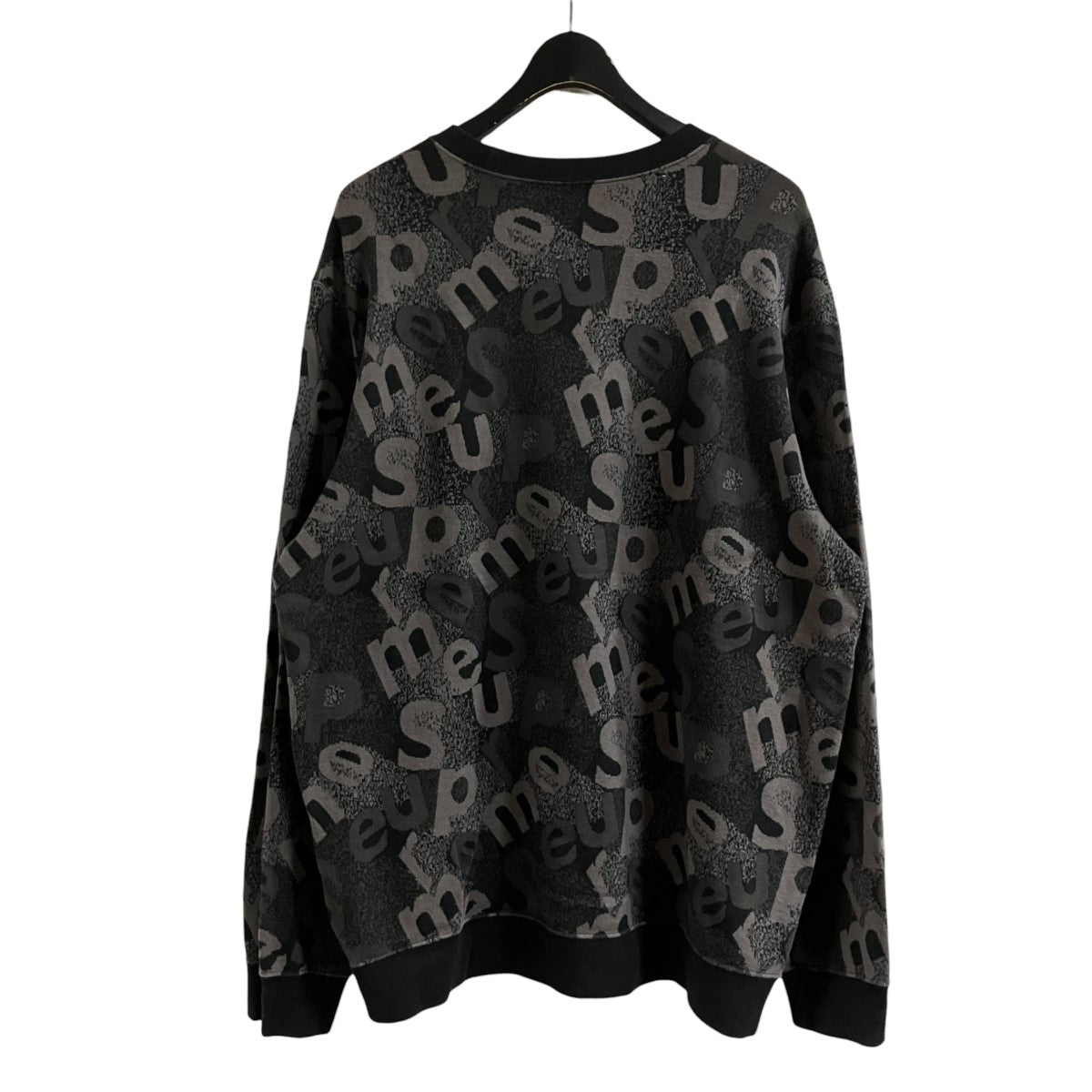 ロゴ総柄ニット