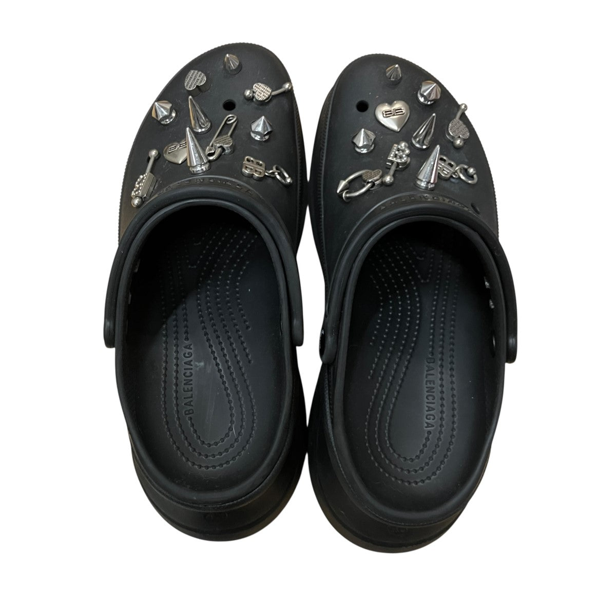 JIBBITZ スタッズクロックス サンダル