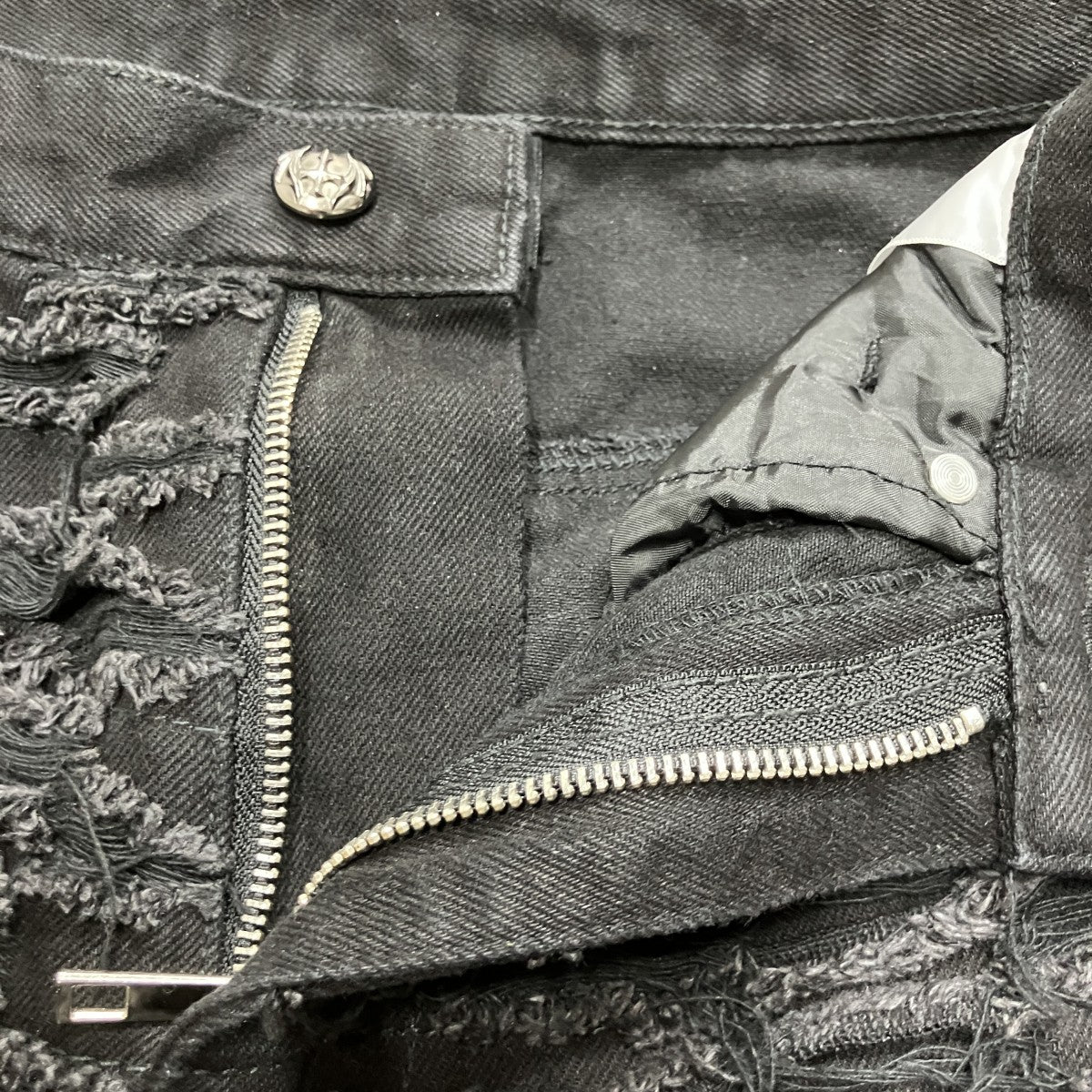 デストロイ加工デニムパンツ