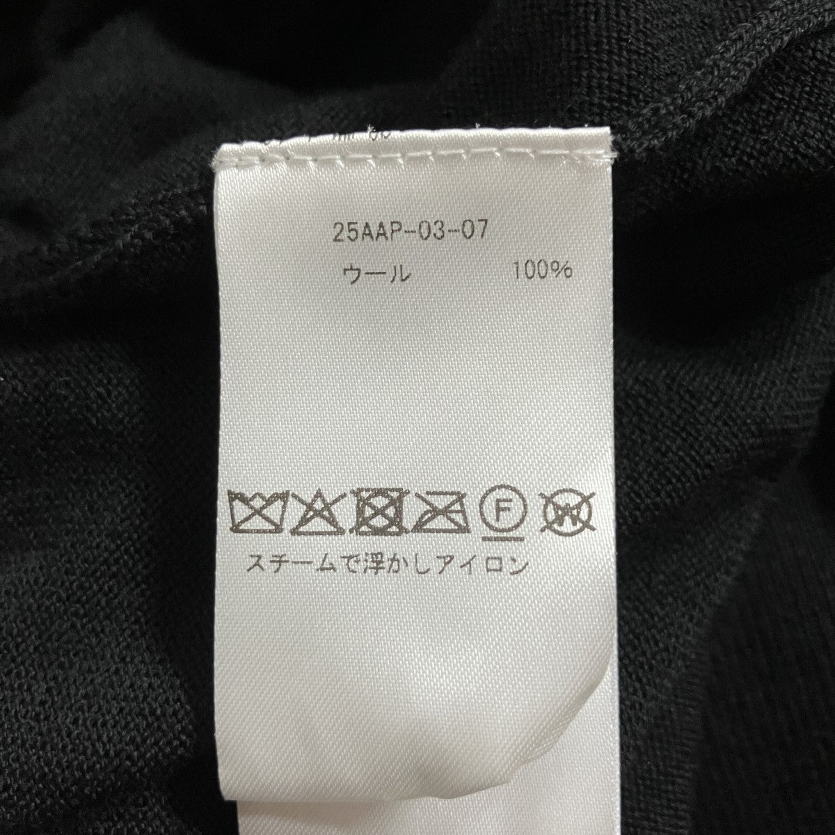 クルーネックニットセーター