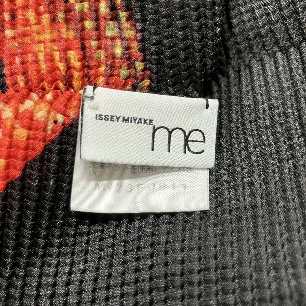 me ISSEY MIYAKE(ミーイッセイミヤケ) プリーツグラフィックカットソー