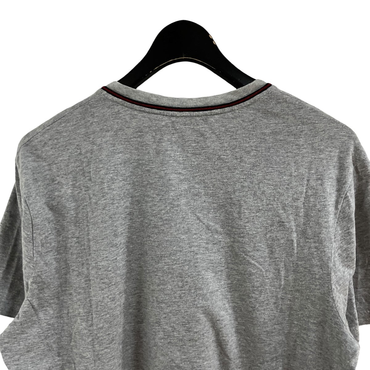 VネックTシャツ