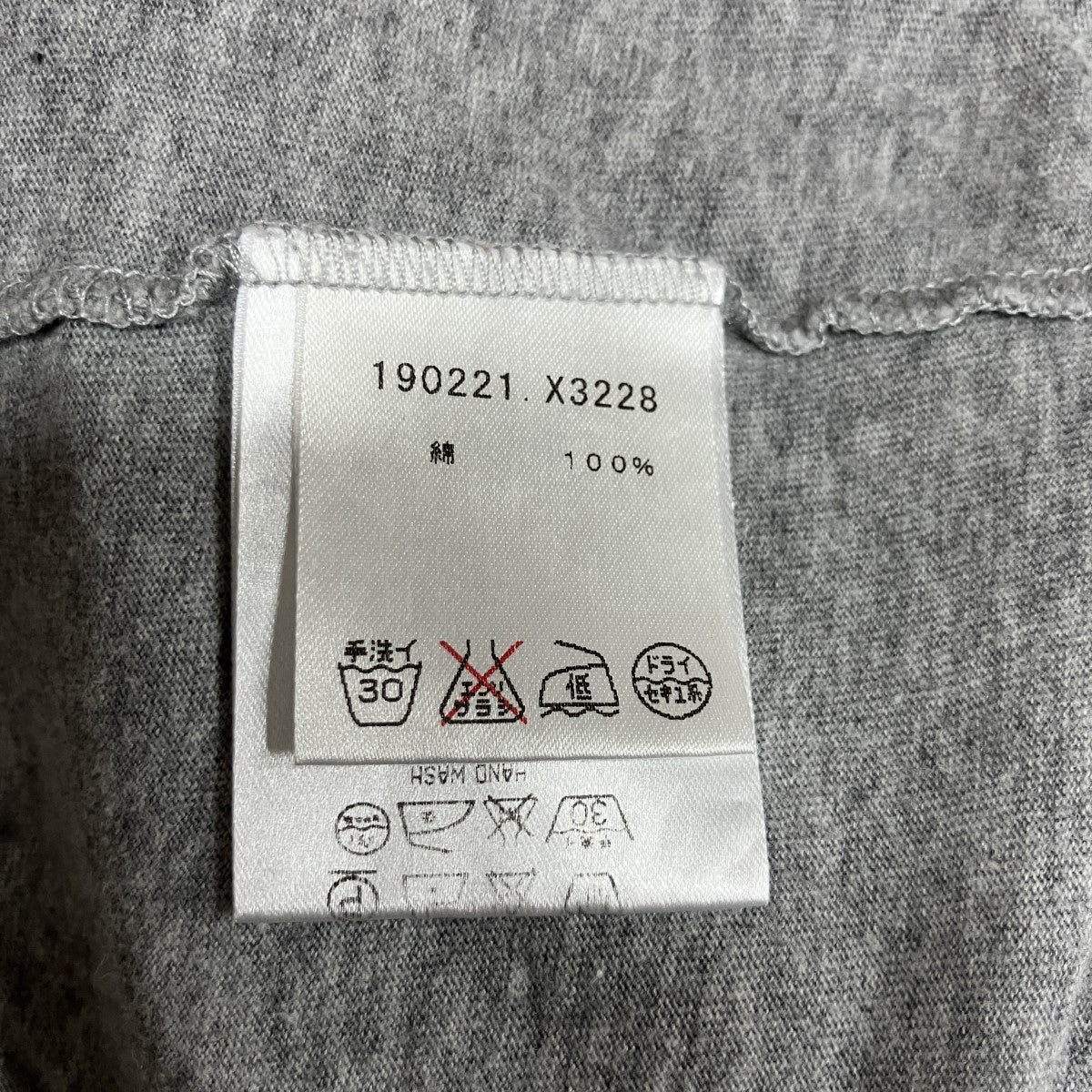VネックTシャツ