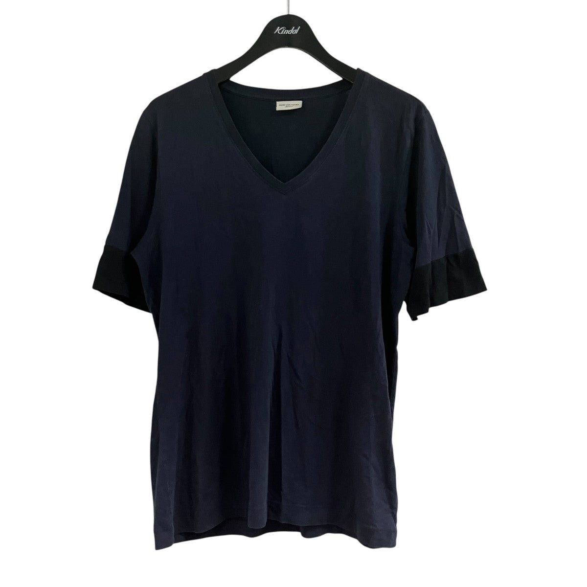VネックTシャツ