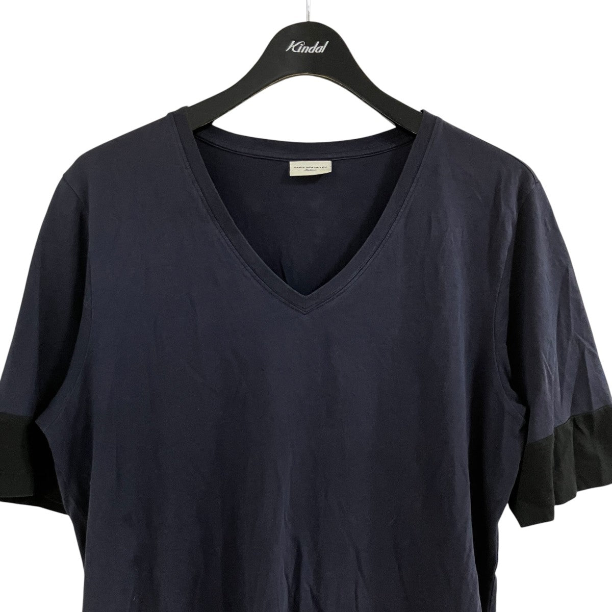 VネックTシャツ