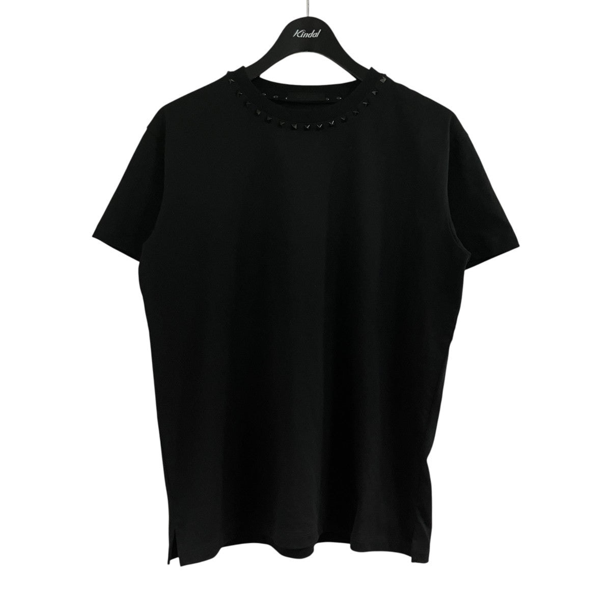 スタッズネックTシャツ