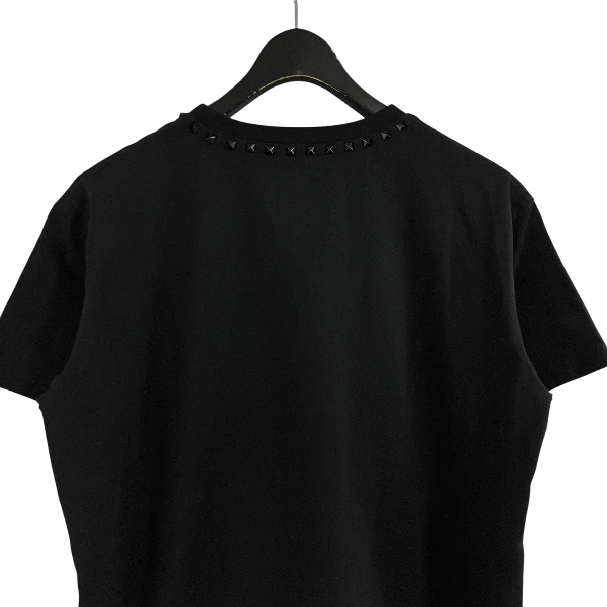 スタッズネックTシャツ