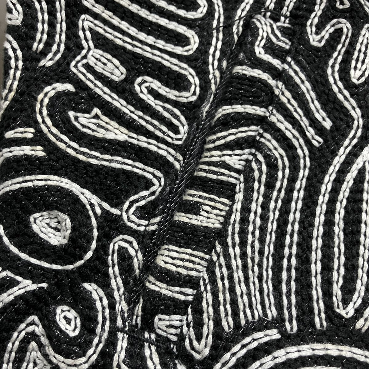 刺繍総柄ジップアップデニムジャケット