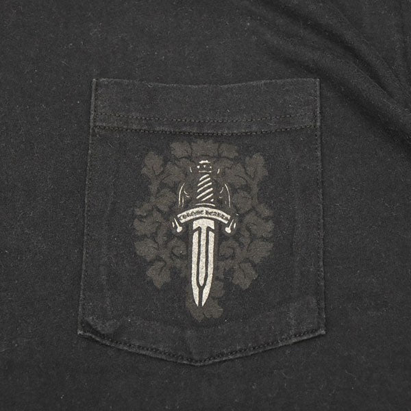 CHROME HEARTS(クロムハーツ) ダガープリントポケットTシャツ ブラック CHROME HEARTS(クロムハーツ) ダガープリントポケットTシャツ ブラック