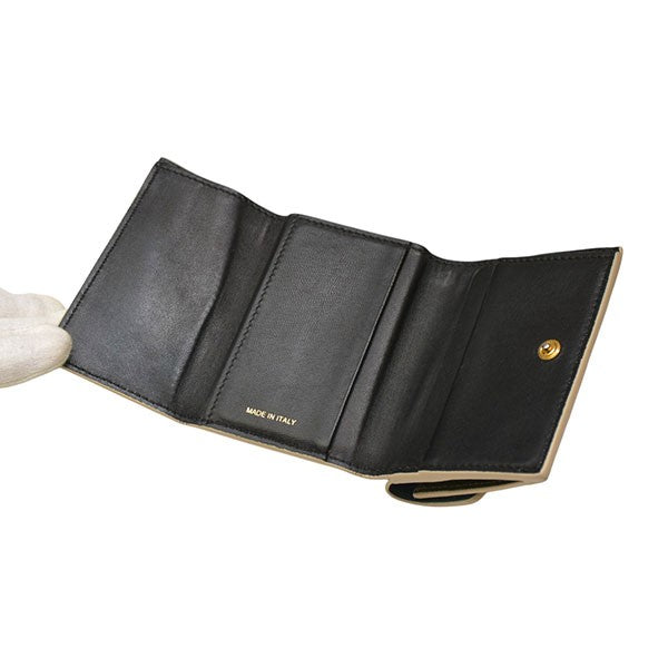 サフィアーノレザー三つ折りウォレット　PFMOW02U09 LV520　三つ折り財布