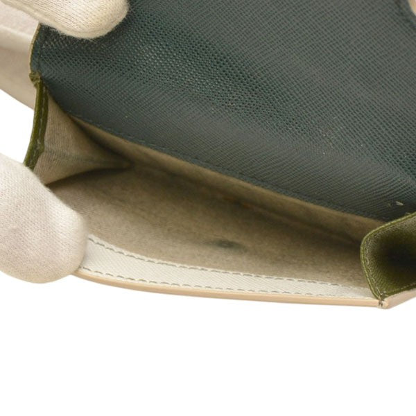 サフィアーノレザー三つ折りウォレット　PFMOW02U09 LV520　三つ折り財布