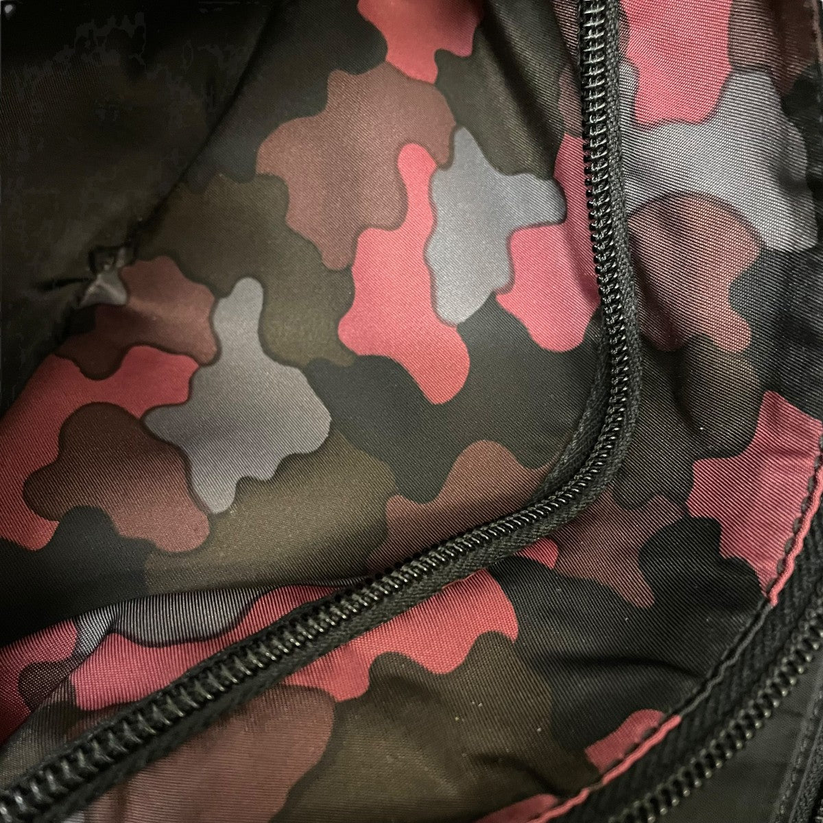 PRADA(プラダ) カモ柄ショルダーバッグ ブラック｜【公式