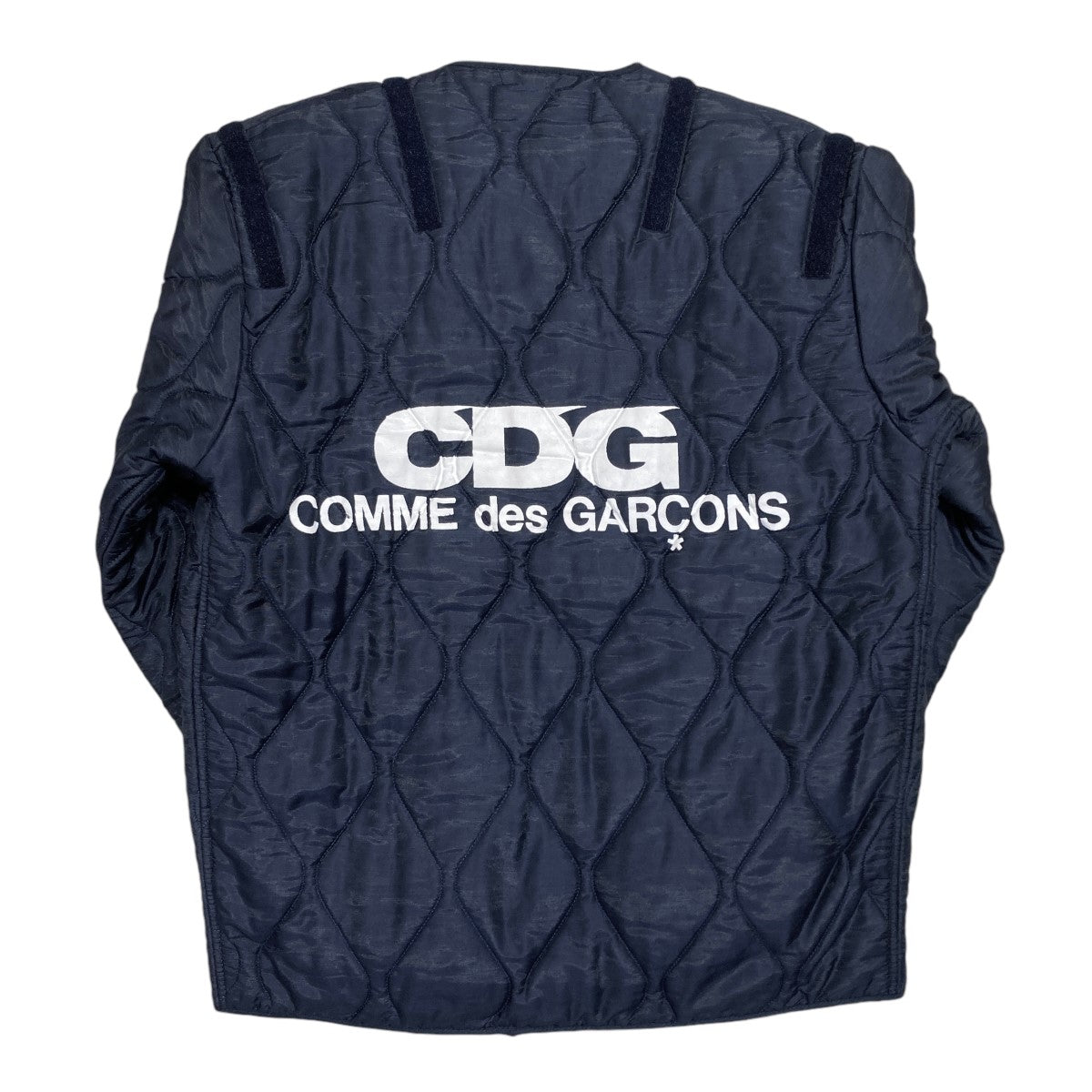 GOOD DESIGN SHOP COMME des GARCONS(グッドデザインショップコムデギャルソン) バックプリントキルティングジャケットIN-J001  IN-J001 ネイビー サイズ M｜【公式】カインドオルオンライン ブランド古着・中古通販【kindal】