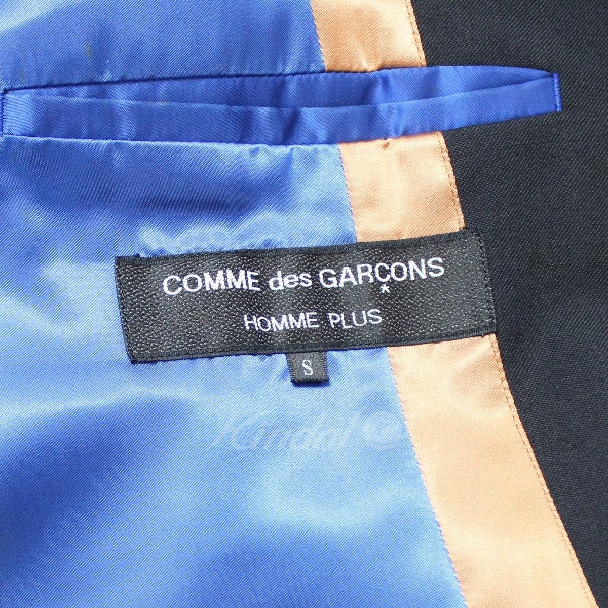 COMME des GARCONS HOMME PLUS(コムデギャルソンオムプリュス) ゴブラン期 AD1999 00ss 進化する色 シングル  ウール ベルテッド コート PJ-10005S ブラック サイズ 14｜【公式】カインドオルオンライン ブランド古着・中古通販【kindal】