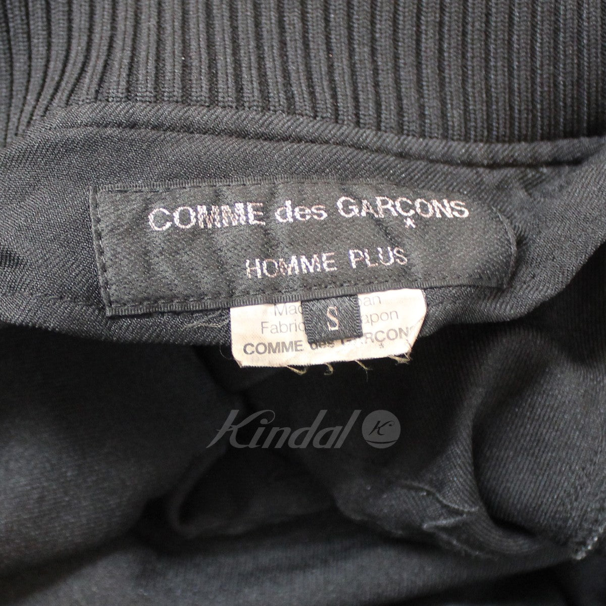 COMME des GARCONS HOMME PLUS(コムデギャルソンオムプリュス) 13AW ポリ縮絨バック刺しゅうコート PL-J110  ブラック サイズ S｜【公式】カインドオルオンライン ブランド古着・中古通販【kindal】