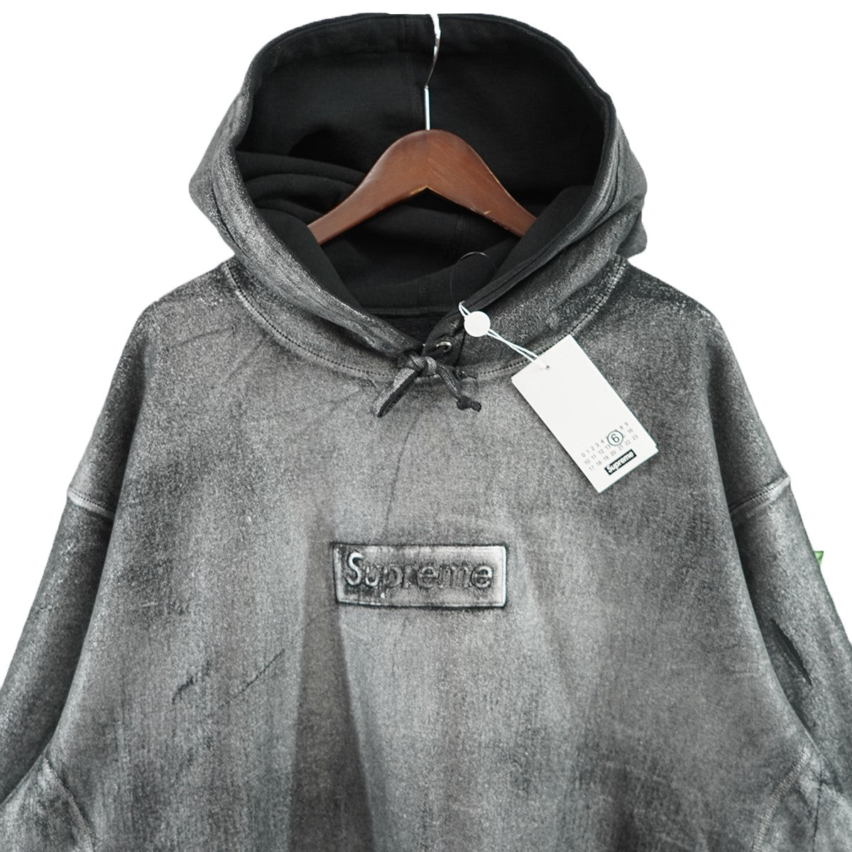 シュプリーム エムエムシックス メゾン マルジェラの24SS MM6 Foil Box Logo Hooded Sweatshirt パーカーです。 SUPREME MM6 Maison Margiela トップス 古着・中古アイテム