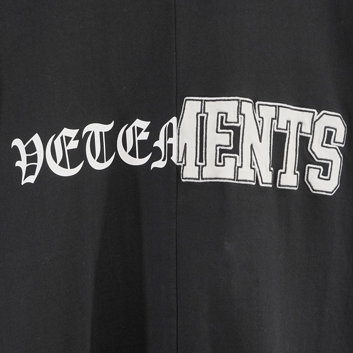 VETEMENTS(ヴェトモン) 21SS VERTICAL CUT-UP LOGO T-SHIRT ロゴ オーバーサイズ Tシャツ 定価75900円  UE51TR860B ブラック サイズ M｜【公式】カインドオルオンライン ブランド古着・中古通販【kindal】