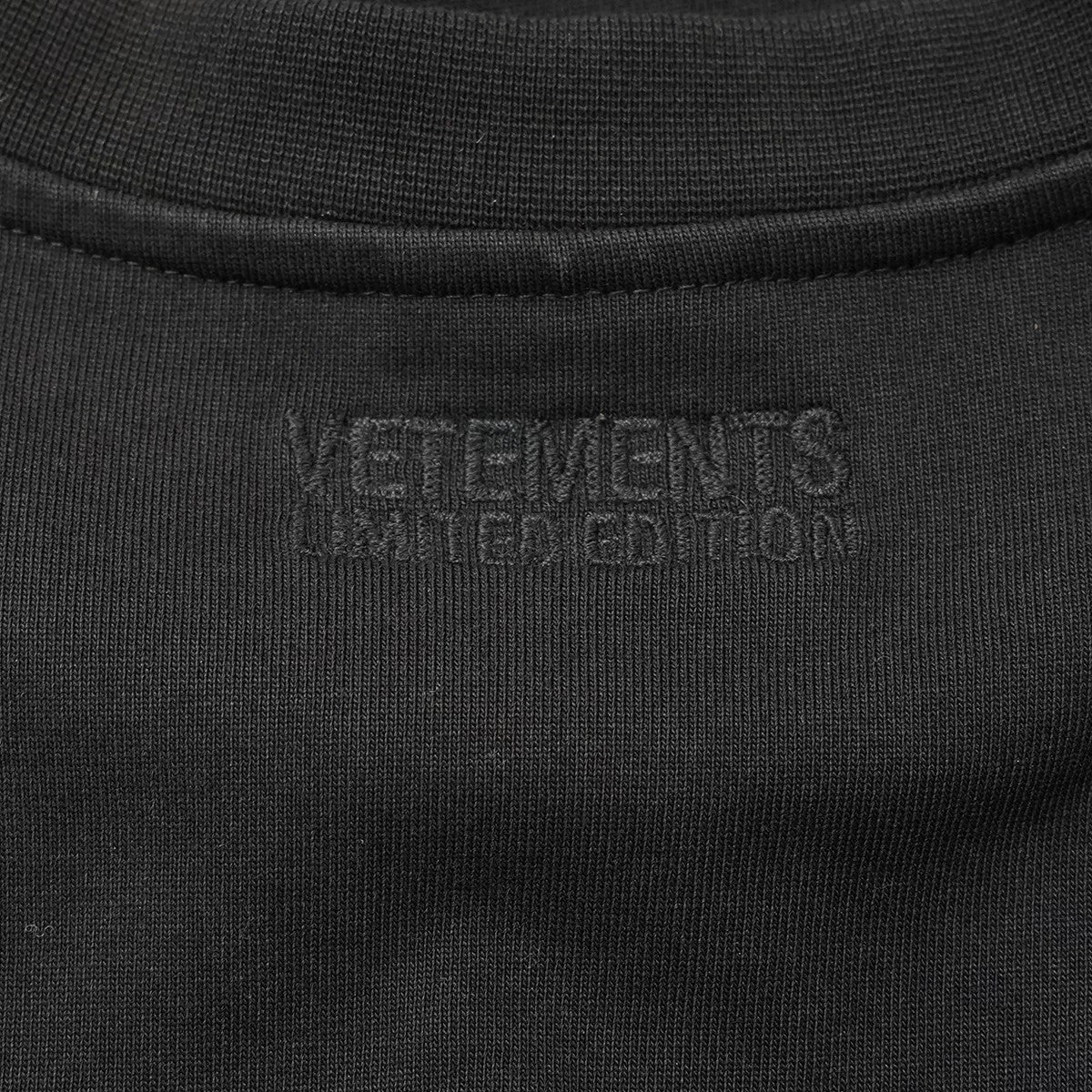 VETEMENTS(ヴェトモン) 21SS VERTICAL CUT-UP LOGO T-SHIRT ロゴ オーバーサイズ Tシャツ 定価75900円  UE51TR860B ブラック サイズ 19｜【公式】カインドオルオンライン ブランド古着・中古通販【kindal】