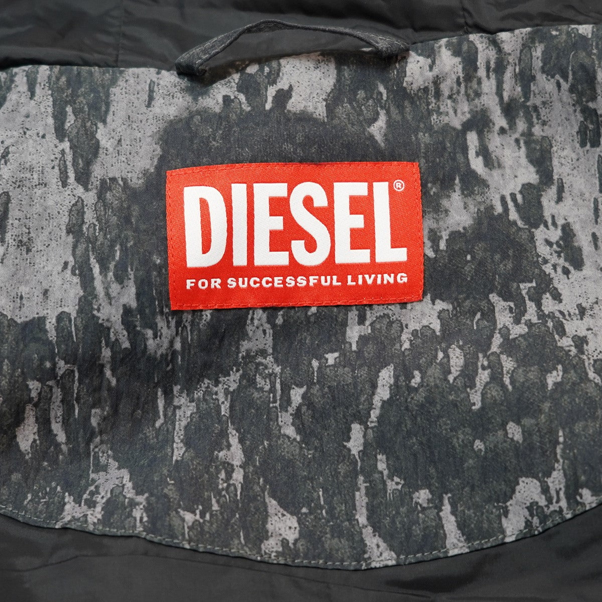 DIESEL by Glenn Martens(ディーゼル グレン・マーティンス) 24AW J-BRICK グラフィック ロゴ ナイロン ジャケット  定価61600円 A14199 ブランド表記 ブラック 実物 グレー調 サイズ 50｜【公式】カインドオルオンライン  ブランド古着・中古通販【kindal】