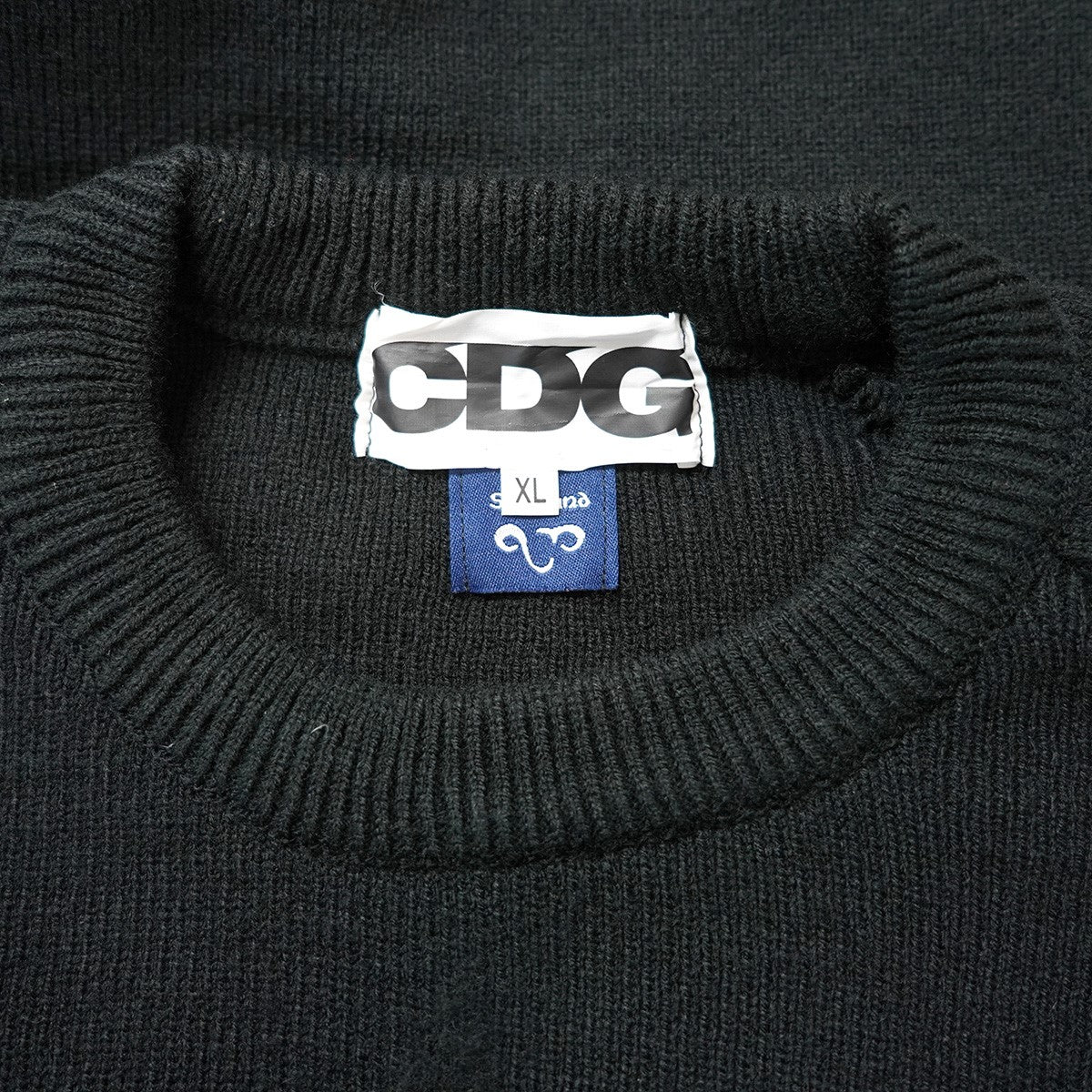 CDG COMME des GARCONS(シーディージー コムデギャルソン) LOCHAVEN of SCOTLAND ロゴ サイドスリットプル オーバーニット AD2021 SZ-N005 ブラック サイズ XL｜【公式】カインドオルオンライン ブランド古着・中古通販【kindal】