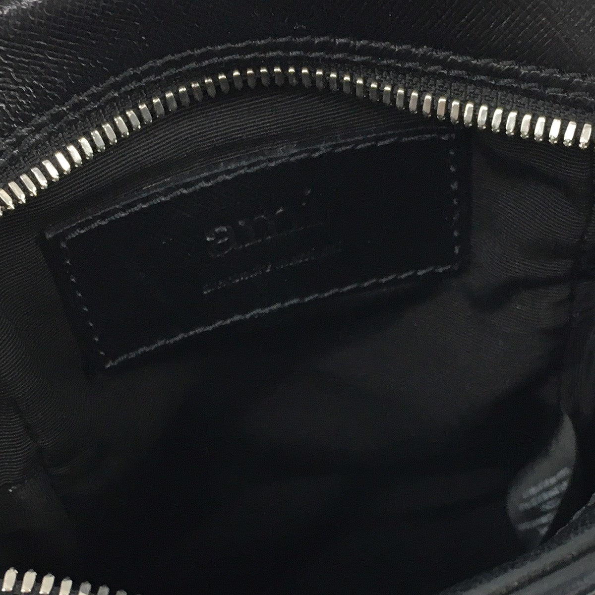 アミ パリスのハート A アイコン カメラ バッグ ミニ スモール ショルダーバッグ 鞄です。 ami paris 古着・中古 バッグ アイテム